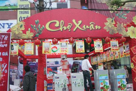 Kinh te kho khan, thi truong Tet am dam