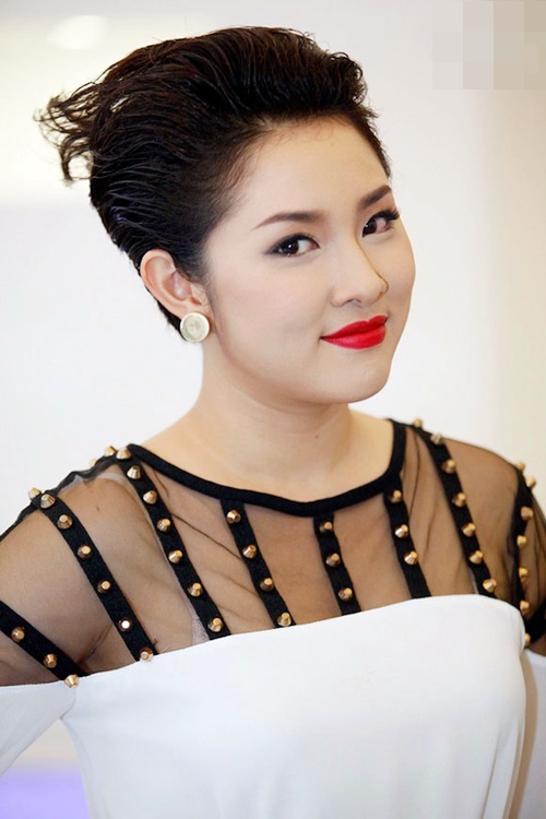Bao Tram hai long khi dung chan o Top 3 Vietnam Idol 2012