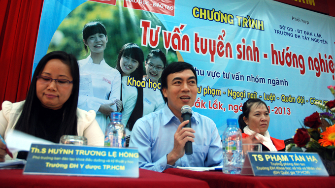 Tu van tuyen sinh tai Dak Lak: Khoi nganh kinh te \'giam nhiet\'
