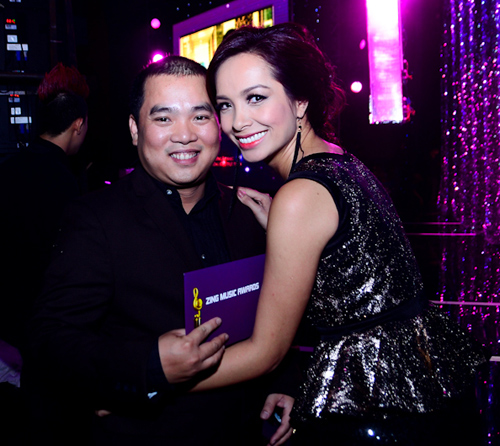 Bui Anh Tuan va Huong Tram chinh thuc cong khai chuyen tinh cam?