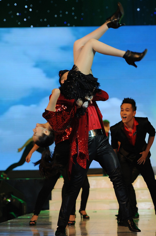 Bao Anh The Voice suyt te vi man nhao lon tren khong