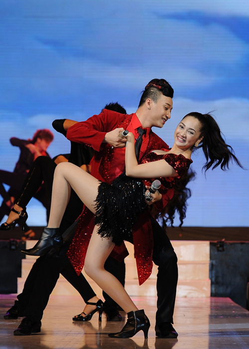 Bao Anh The Voice suyt te vi man nhao lon tren khong