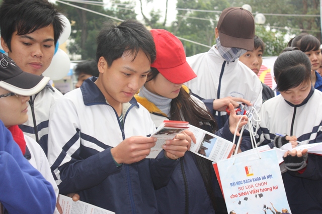 Thí sinh tham gia tư vấn 88Kinh tải ứng dụng về điện thoại 2012. Ảnh: gdtd.vn