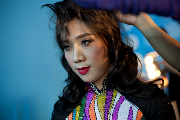 Tran Thanh bien hoa hoan hao trong trailer tap 4 Guong mat than quen