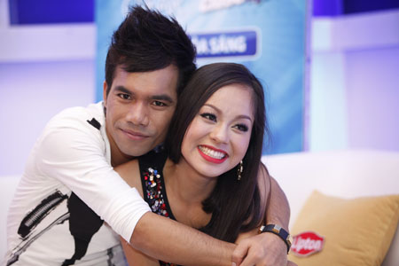 Viet Nam Idol 2012: Yasuy cuoi het co, om chat Hoang Quyen