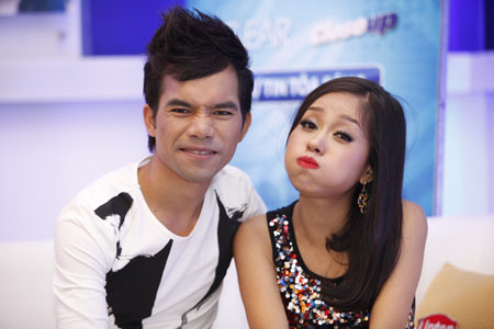 Viet Nam Idol 2012: Yasuy cuoi het co, om chat Hoang Quyen