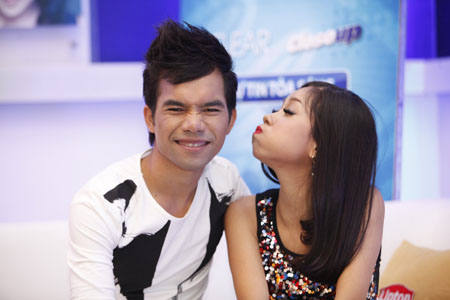 Viet Nam Idol 2012: Yasuy cuoi het co, om chat Hoang Quyen