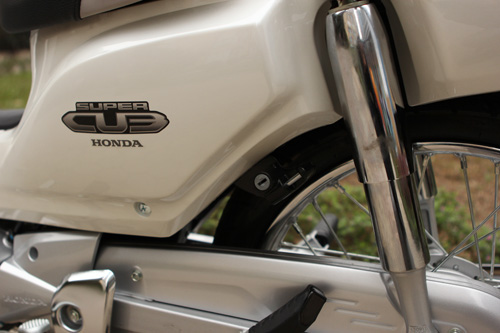 Gia xe Honda Super Cub 2013 hon 100 trieu dong