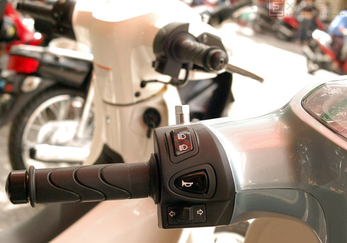 Gia xe Honda Super Cub 2013 hon 100 trieu dong