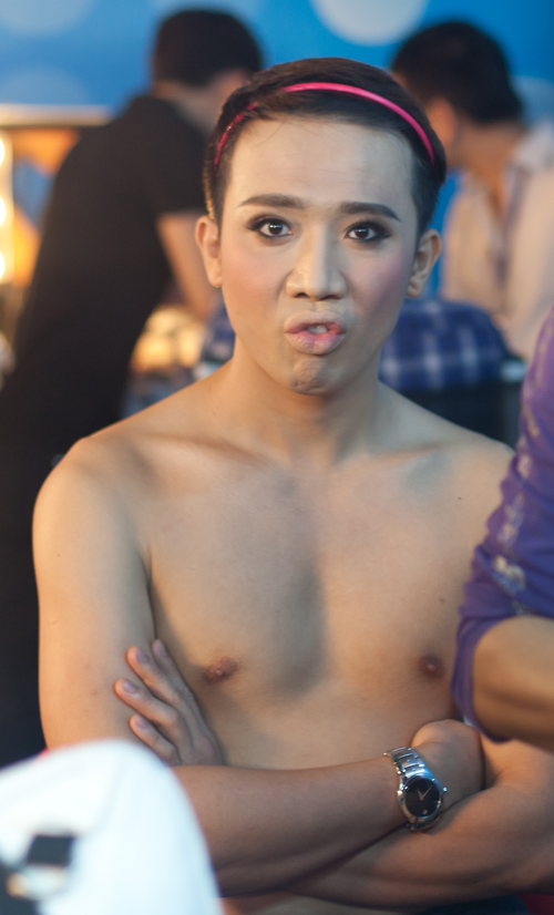 Anh hau truong MC Tran Thanh gia gai