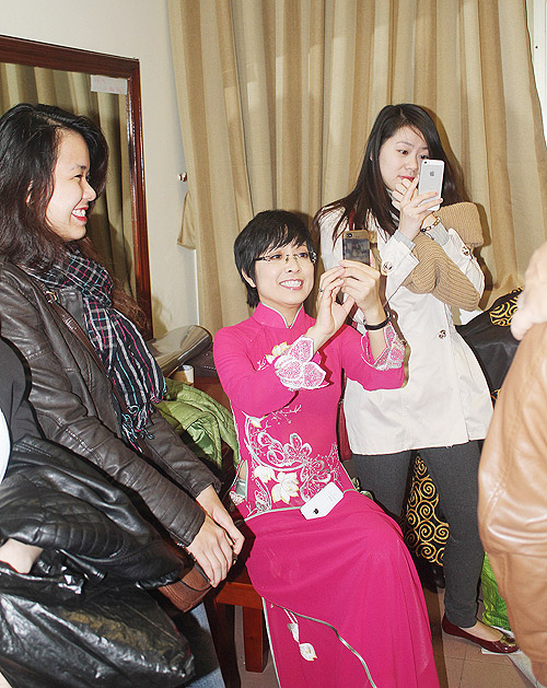 Anh hau truong Cong Ly gia gai rat giong Long Nhat