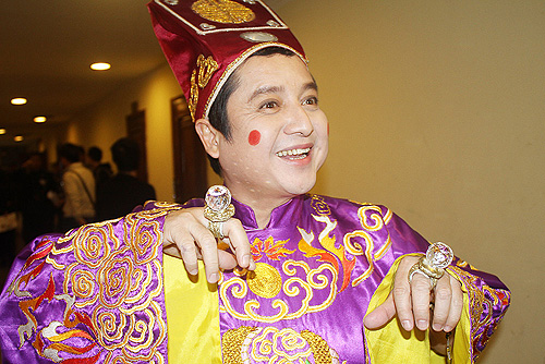 Anh hau truong Cong Ly gia gai rat giong Long Nhat