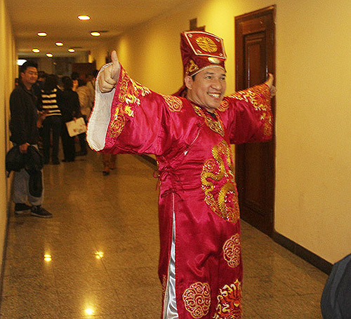 Anh hau truong Cong Ly gia gai rat giong Long Nhat