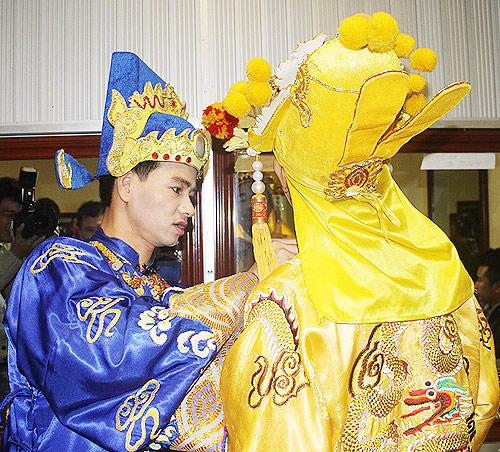 Anh hau truong Cong Ly gia gai rat giong Long Nhat