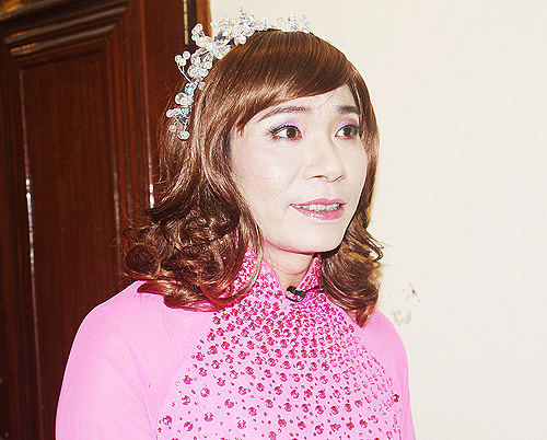 Anh hau truong Cong Ly gia gai rat giong Long Nhat