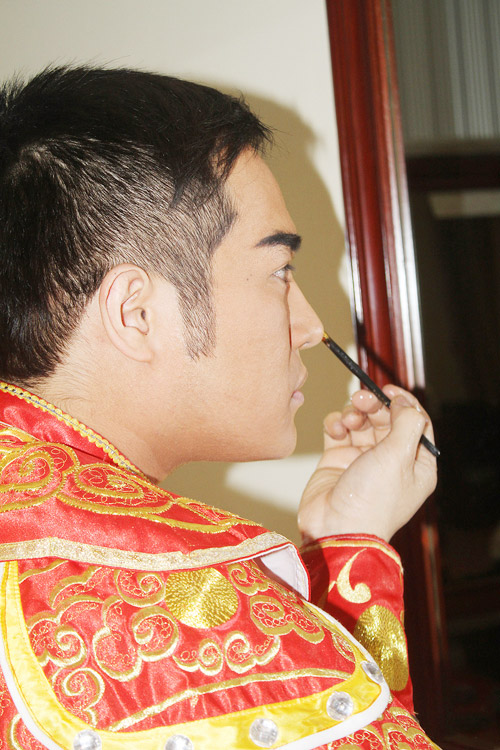 Anh hau truong Cong Ly gia gai rat giong Long Nhat