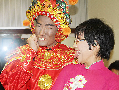 Anh hau truong Cong Ly gia gai rat giong Long Nhat
