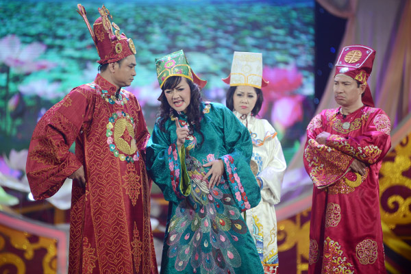 Các Táo thi nhau kể tội nhau để Ngọc Hoàng không trách mắng mình.
