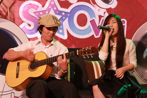 Huong Tram The Voice cuoi \'sang khoai\' ben fan