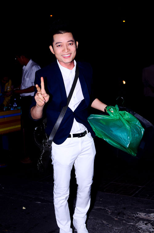 Thu Minh va chong Tay quan quit di xem show