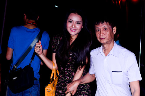 Thu Minh va chong Tay quan quit di xem show