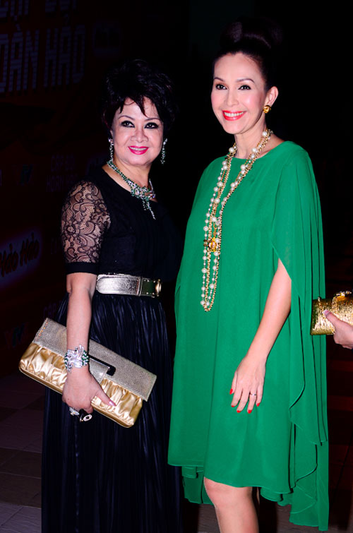 Thu Minh va chong Tay quan quit di xem show