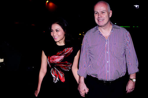Thu Minh va chong Tay quan quit di xem show