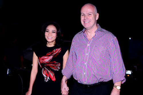 Thu Minh va chong Tay quan quit di xem show