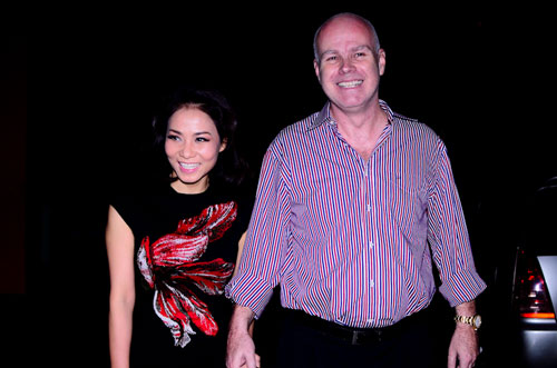 Thu Minh va chong Tay quan quit di xem show