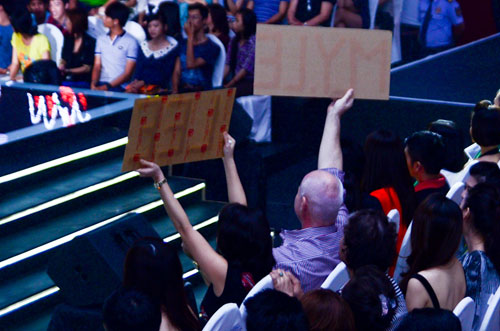 Thu Minh va chong Tay quan quit di xem show