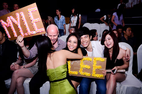 Thu Minh va chong Tay quan quit di xem show