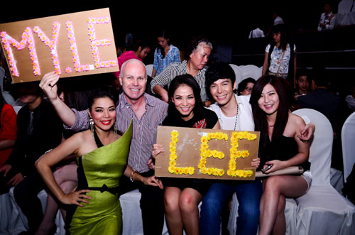Thu Minh va chong Tay quan quit di xem show