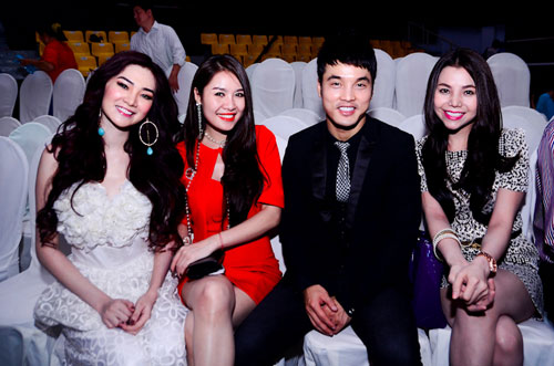 Thu Minh va chong Tay quan quit di xem show
