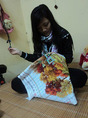 Thêu tranh là công việc làm thêm nhẹ nhàng được nhiều bạn nữ lựa chọn.