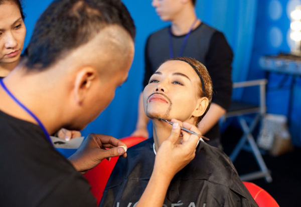 UYEN với chòm râu ngỗ nghịch ở show thứ 5 này tạo cho người xem cảm nhận hoàn toàn khác với THUY UYEN ở show 4. Cô bị “kìm hãm” sự tung tăng trong các tuyệt chiêu vũ đạo để trở thành người nghệ sỹ lớn tuổi Daniel- anh này vừa là ca sỹ vừa là ngôi sao điện ảnh – chính cô thú nhận lắm lúc “ngứa ngáy” tay chân nhưng cô phải kìm nén lại để thủ vai cho tròn