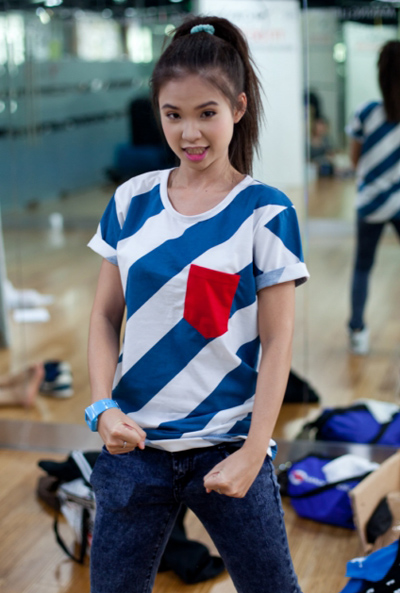 Khởi My ngoài đời xinh tươi, nghịch ngợm...