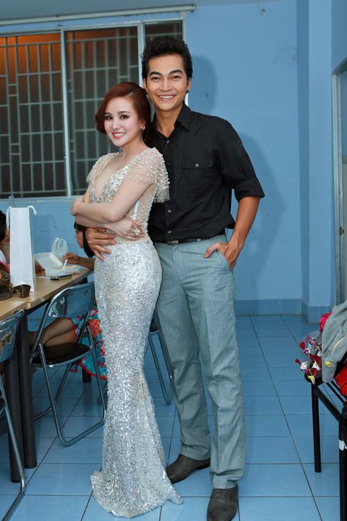 Khuong Ngoc treu choc Vy Oanh phia sau hau truong Cap doi hoan hao