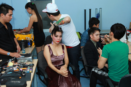 Khuong Ngoc treu choc Vy Oanh phia sau hau truong Cap doi hoan hao