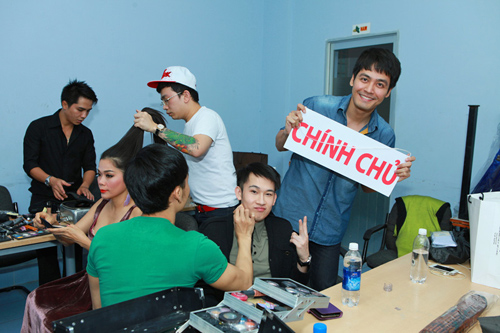 Khuong Ngoc treu choc Vy Oanh phia sau hau truong Cap doi hoan hao