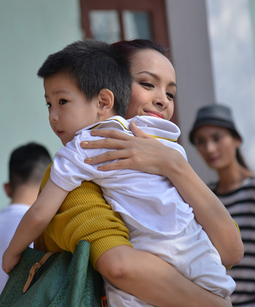 Thúy Hạnh cùng chồng làm từ thiện tại Quảng Bình - 4