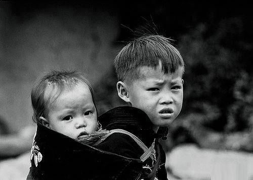 Hai mảnh đời nhỏ bé đáng thương...