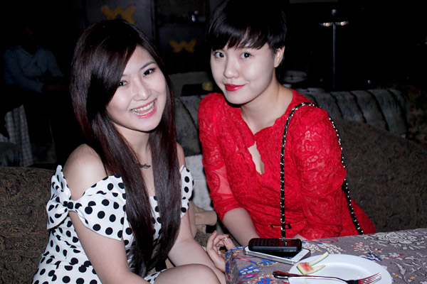 Đi cùng Hương Tràm tới dự buổi ra mắt chiều qua là Phương Linh của 