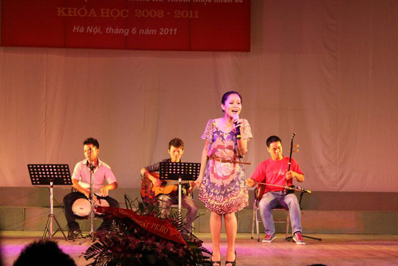 Ngỡ ngàng nghe Hoàng Quyên khoe giọng năm 17 tuổi