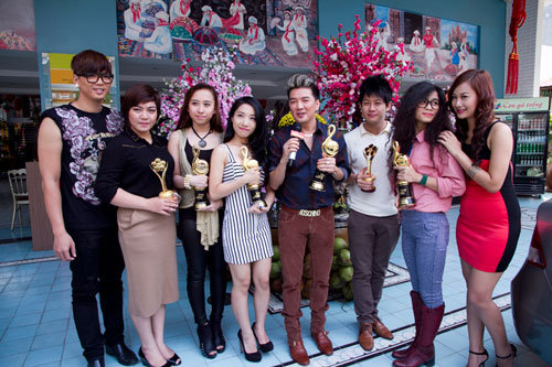 Dam Vinh Hung don tat nien som cung cac hoc tro \'The Voice\'