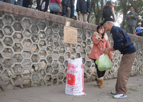 Tet ong Tao 2013: Tha ca, khong vut rac duoc...bao li xi