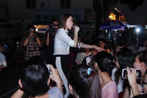 Ha Ho tai ngo dan my nu \'The Voice\'