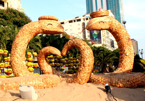 Duong hoa Nguyen Hue 2013 truoc gio khai mac