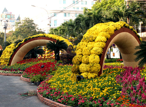 Duong hoa Nguyen Hue 2013 truoc gio khai mac
