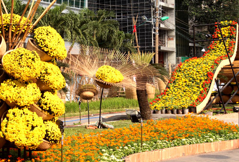 Duong hoa Nguyen Hue 2013 truoc gio khai mac