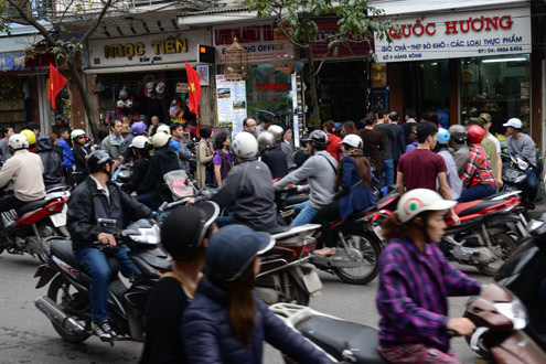 Nguoi dan Ha Noi xep hang mua banh chung don tet